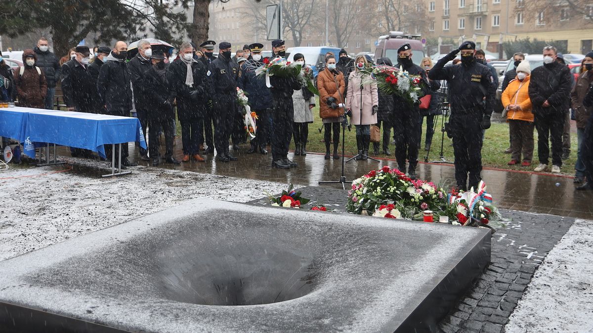 Tragickou střelbu v Ostravě připomíná černá díra